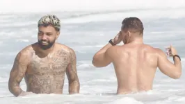 Gabigol aproveitou o dia ao lado de dois amigos.