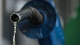 Voltando aos carros, o aumento do percentual de etanol na gasolina gera preocupação em donos de veículos que não são flex.