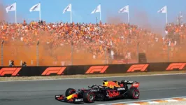 Max Verstappen larga da pole em casa