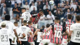 Arboleda, do São Paulo, afasta cobrança de escanteio no clássico contra o Corinthians.