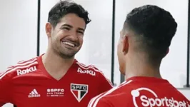 Alexandre Pato, que busca maior minutagem no São Paulo, cumprimenta Luciano durante atividade no CT da Barra Funda.