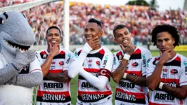 Jogadores do Ferroviário comemoram gol do artilheiro Ciel, que garantiu a vitória por 2 a 1 e o bicampeonato da Série D.