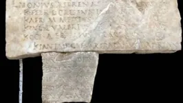 Fragmentos de fasti ostienses com inscrições sobre o Imperador Adriano