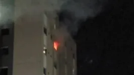 Vídeos registrados no local mostram que as chamas tomaram conta de um apartamento localizado no penúltimo andar do Edifício Bossa Nova.