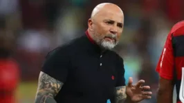 Sampaoli, que costuma mexer constantemente na escalação de seus times, está perto do Flamengo ideal.