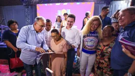 Entrega do titulo de moradia definitiva  para dona Maria da Conceição Ribeiro.