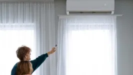 Pessoas usando ar condicionado em casa