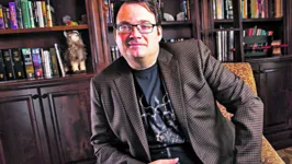 O escritor americano Brandon Sanderson reúne legiões de fãs de seus livros de fantasia