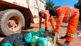 Descarte incorreto de materiais cortantes põe garis em risco