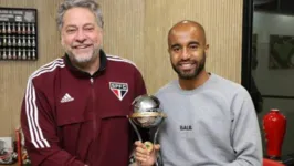 Lucas posa ao lado do presidente do São Paulo, Julio Casares, com a taça da Sul-Americana 2012.