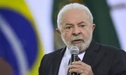 O presidente Lula se recupera de uma cirurgia no quadril.