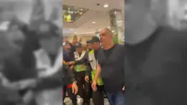 Marcos Braz deixou shopping onde agressão ocorreu escoltado pela PM e sob vaias de populares.
