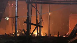 Imagem ilustrativa da notícia Veja imagens do incêndio que destruiu casas na Sacramenta