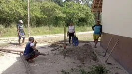 Para a construção da sala, os moradores utilizaram materiais oferecidos pela natureza.