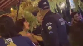 Sem roupa, a mulher discutiu com os policiais antes de ser retirada.