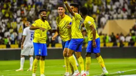 Jogadores do Al-Nassr comemoram com Cristiano Ronaldo