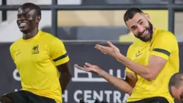 Os franceses Kanté e Benzema comemoram gol do Al-Ittihad, no Campeonato Saudita.