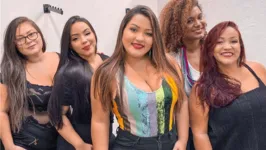 Débora (primeira à esquerda) com o grupo Pagode das Meninas.