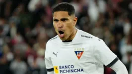 O atacante Paolo Guerrero é o destaque da LDU, que entra em campo nesta segunda (4), pelo Campeonato Equatoriano.