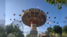 Uma mulher caiu de um brinquedo em parque de diversões.