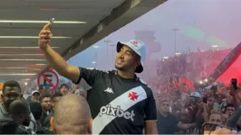 Dimitri Payet com a torcida do Vasco ao fundo, nesta quarta, no Galeão.