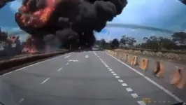 Câmeras instaladas em veículos que passavam pela rodovia registraram momento da queda do avião