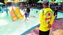 Proteção para a pele e cabelos também são essenciais para curtir mesmo longe das praias