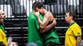 Raulzinho chora ao sair de quadra, após sofrer lesão no joelho direito no primeiro jogo do Brasil no Mundial.