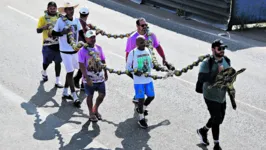 Em grupos ou sozinhos, os peregrinos seguem em nome da fé em Nossa Senhora de Nazaré