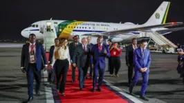 Lula e Janja desembarcando em Angola.