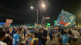 Torcida lota as imediações do Aeroporto Internacional de Belém