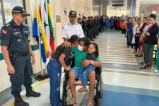 Um corredor humano com médicos e policiais militares homenagearam o paciente.