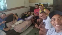 Em casa, após mais de um mês internado, Lukinhas recebeu a visita de vários amigos do futebol.