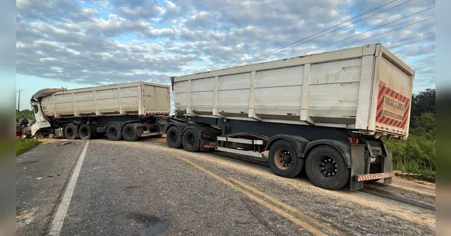 Imagem ilustrativa da notícia Colisão entre rodotrem e caçamba deixa um morto na BR-316