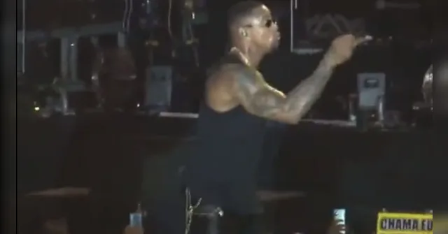 Imagem ilustrativa da notícia Vídeo: Léo Santana se irrita e faz gesto obsceno para "fã"