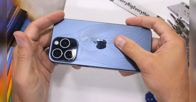 Imagem ilustrativa da notícia IPhone 15 Pro Max é surpreendentemente frágil mostra teste