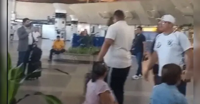Imagem ilustrativa da notícia Vídeo: protesto solitário marca desembarque do Remo