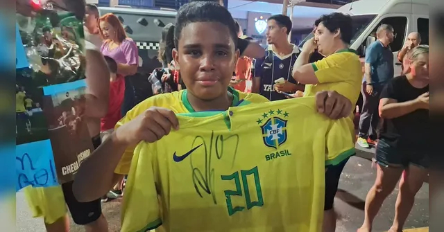 Imagem ilustrativa da notícia Menino fã de Richarlison se emociona com autógrafo do craque