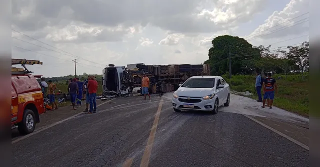 Imagem ilustrativa da notícia Colisão entre carretas deixa morto e feridos na BR-316 