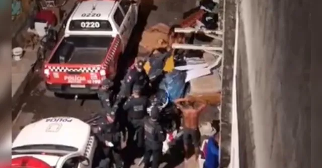Imagem ilustrativa da notícia Vídeo: PM retira moradores de rua em passagem próxima à Doca