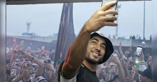 Imagem ilustrativa da notícia Torcida do Vasco adota hit da Axé Music para saudar Payet