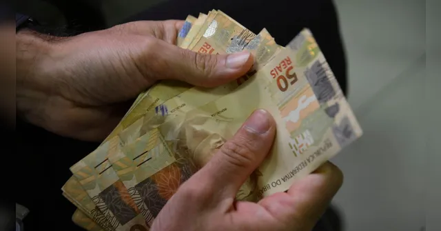 Imagem ilustrativa da notícia Salário mínimo de R$ 1.421: entenda o que pode mudar