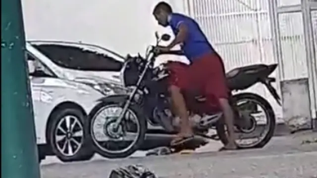 Imagem ilustrativa da notícia Homem tenta furtar moto, mas não consegue; Veja o vídeo