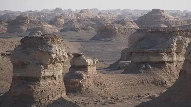 Imagem ilustrativa da notícia Turistas morrem ao travessar deserto sob 70ºC na China