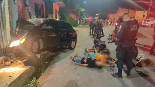 Imagem ilustrativa da notícia Bandidos batem carro em residência após perseguição 