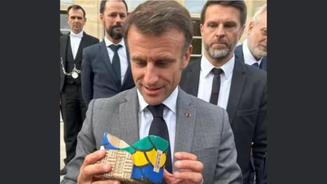 Imagem ilustrativa da notícia Presidente francês Macron recebe óculos de miriti em Paris