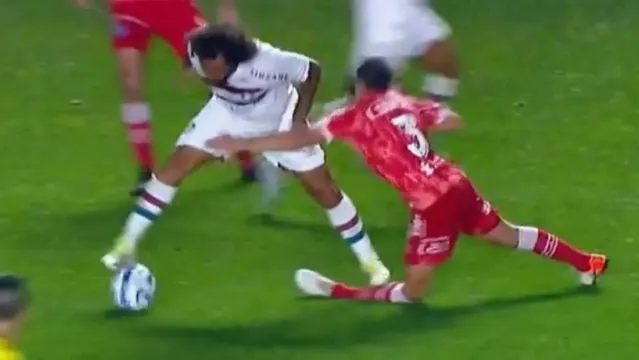 Imagem ilustrativa da notícia Vídeo: Argentino quebra a perna em lance com Marcelo