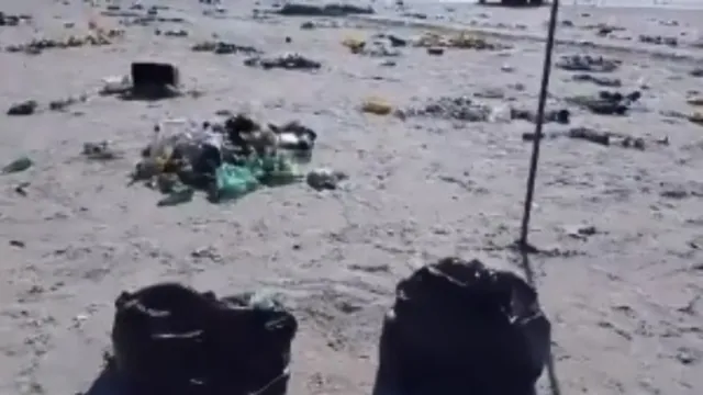 Imagem ilustrativa da notícia Atalaia: Lixo espalhado pela praia gera revolta