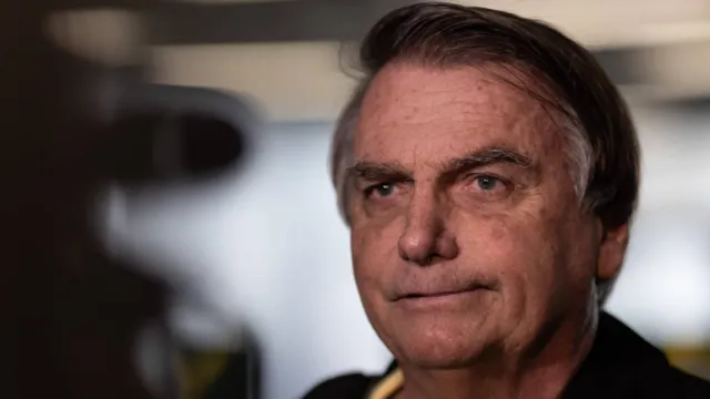 Imagem ilustrativa da notícia Emails apontam que Bolsonaro recebeu pedras preciosas