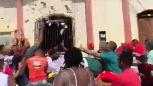 Imagem ilustrativa da notícia Vídeo: Vereador no Maranhão joga dinheiro à população